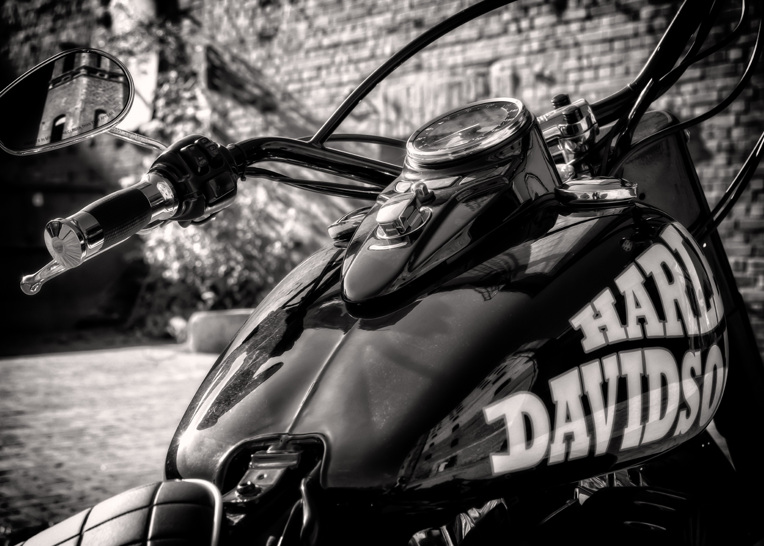 Черно-бял мотор Harley Davidson отблизо