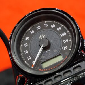 Скоростомер Harley-Davidson в близък план