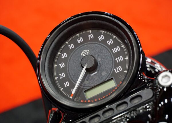 Скоростомер Harley-Davidson в близък план