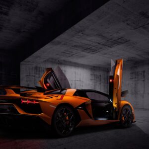 Оранжев Lamborghini Aventador с отворени врати
