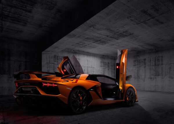 Оранжев Lamborghini Aventador с отворени врати