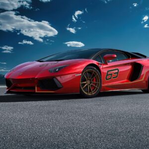 Червен Lamborghini Aventador на открит път