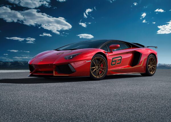 Червен Lamborghini Aventador на открит път