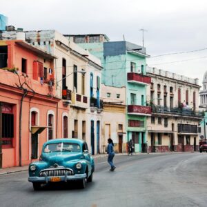 Син ретро автомобил на улица в Хавана