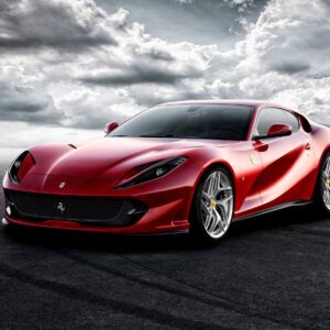 Червено Ferrari на асфалтов път