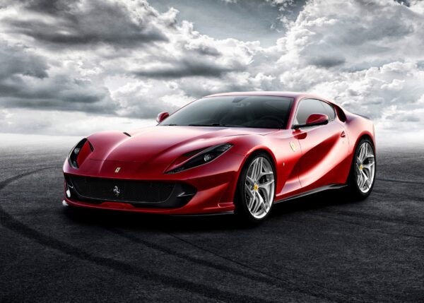 Червено Ferrari на асфалтов път