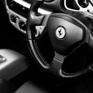 Интериор на Ferrari в черно-бяло