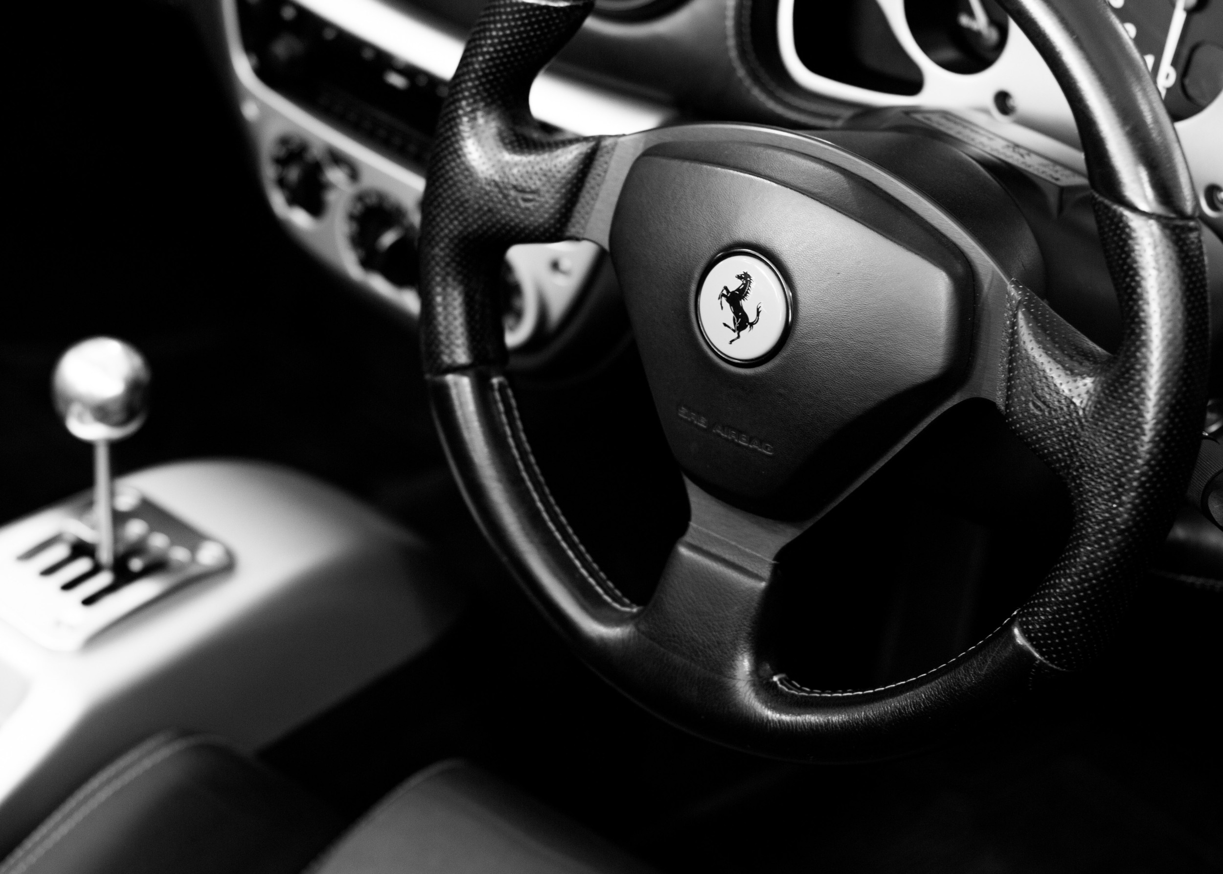 Интериор на Ferrari в черно-бяло
