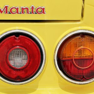 Opel Manta със задни светлини в червено и оранжево върху жълта каросерия