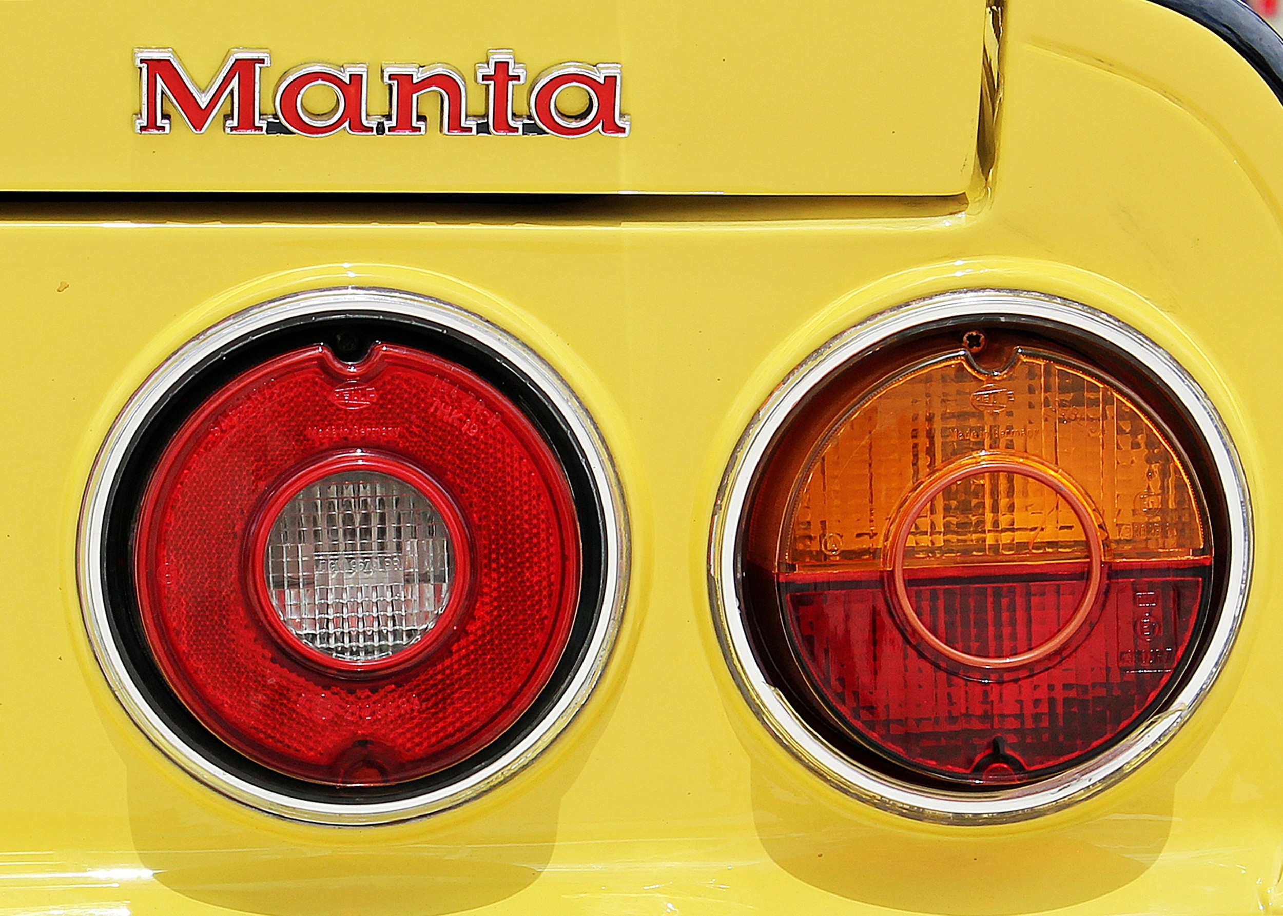Opel Manta със задни светлини в червено и оранжево върху жълта каросерия