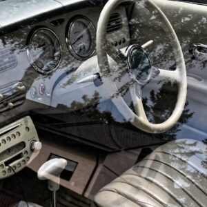 Класически автомобилен интериор с бяло кормило и винтидж табло