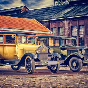 Класически Ford автомобили паркирани пред индустриална сграда