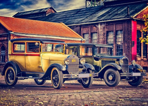 Класически Ford автомобили паркирани пред индустриална сграда