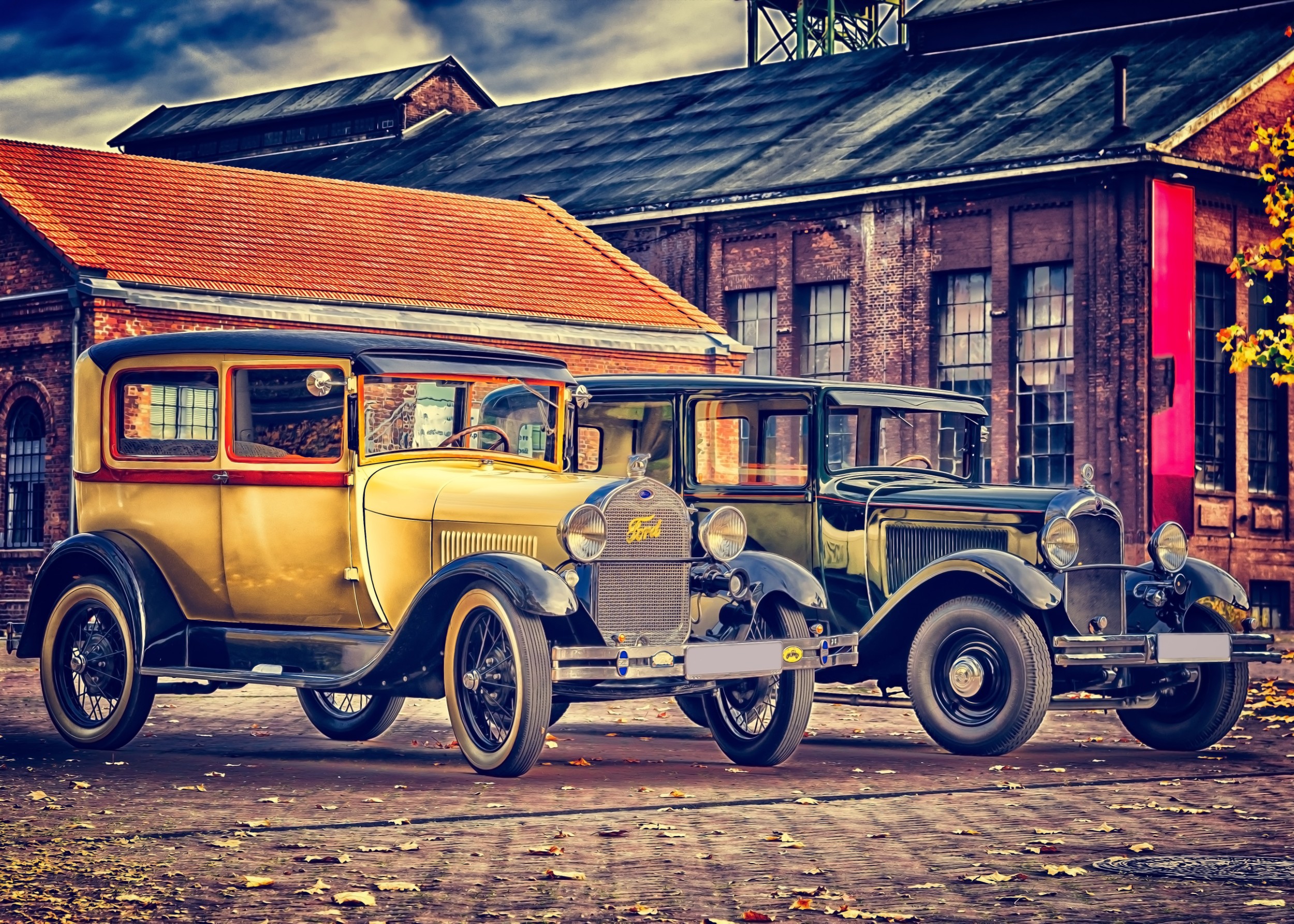 Класически Ford автомобили паркирани пред индустриална сграда