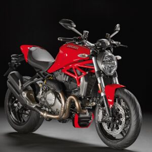 Червен мотор Ducati Monster върху тъмен фон