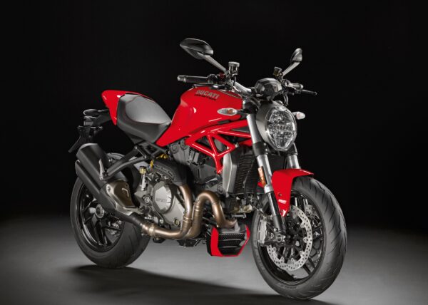 Червен мотор Ducati Monster върху тъмен фон