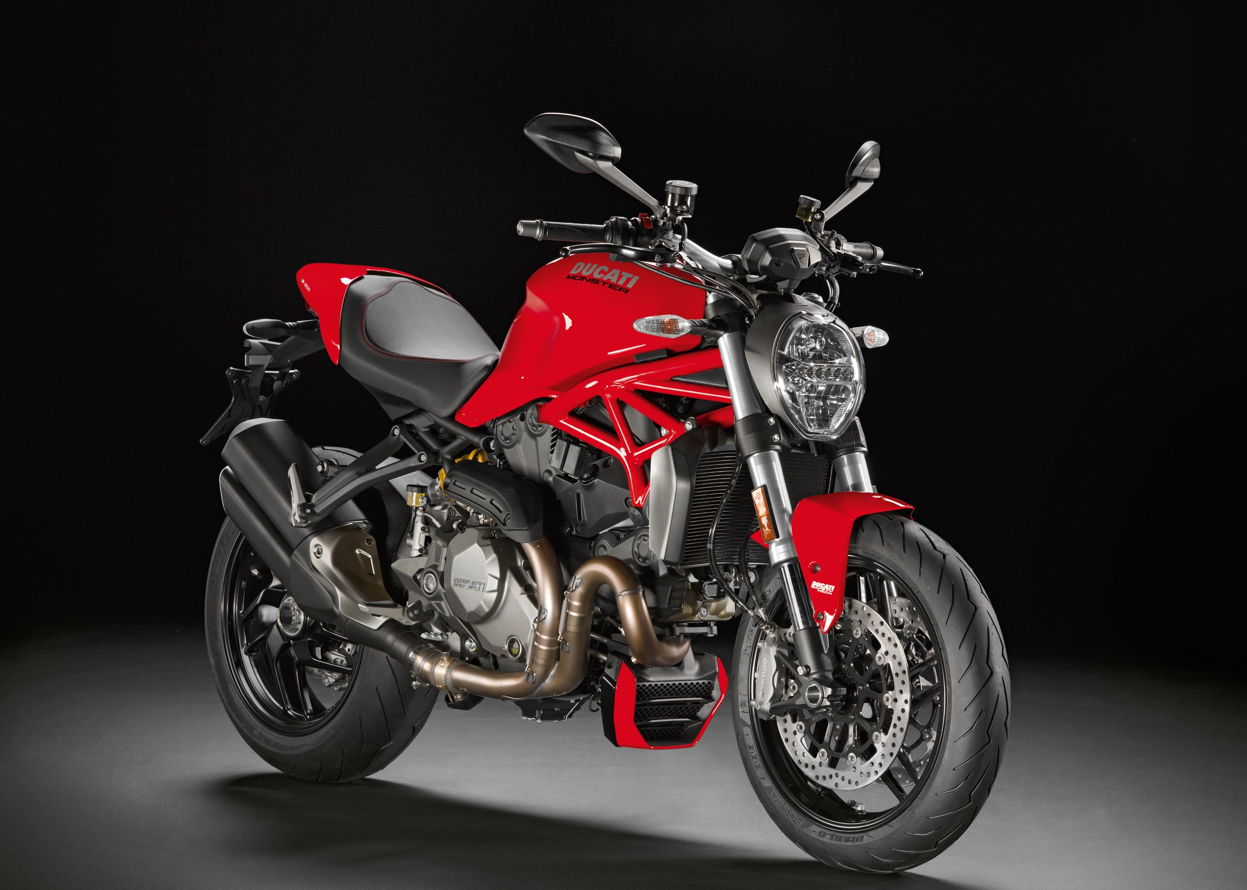 Червен мотор Ducati Monster върху тъмен фон