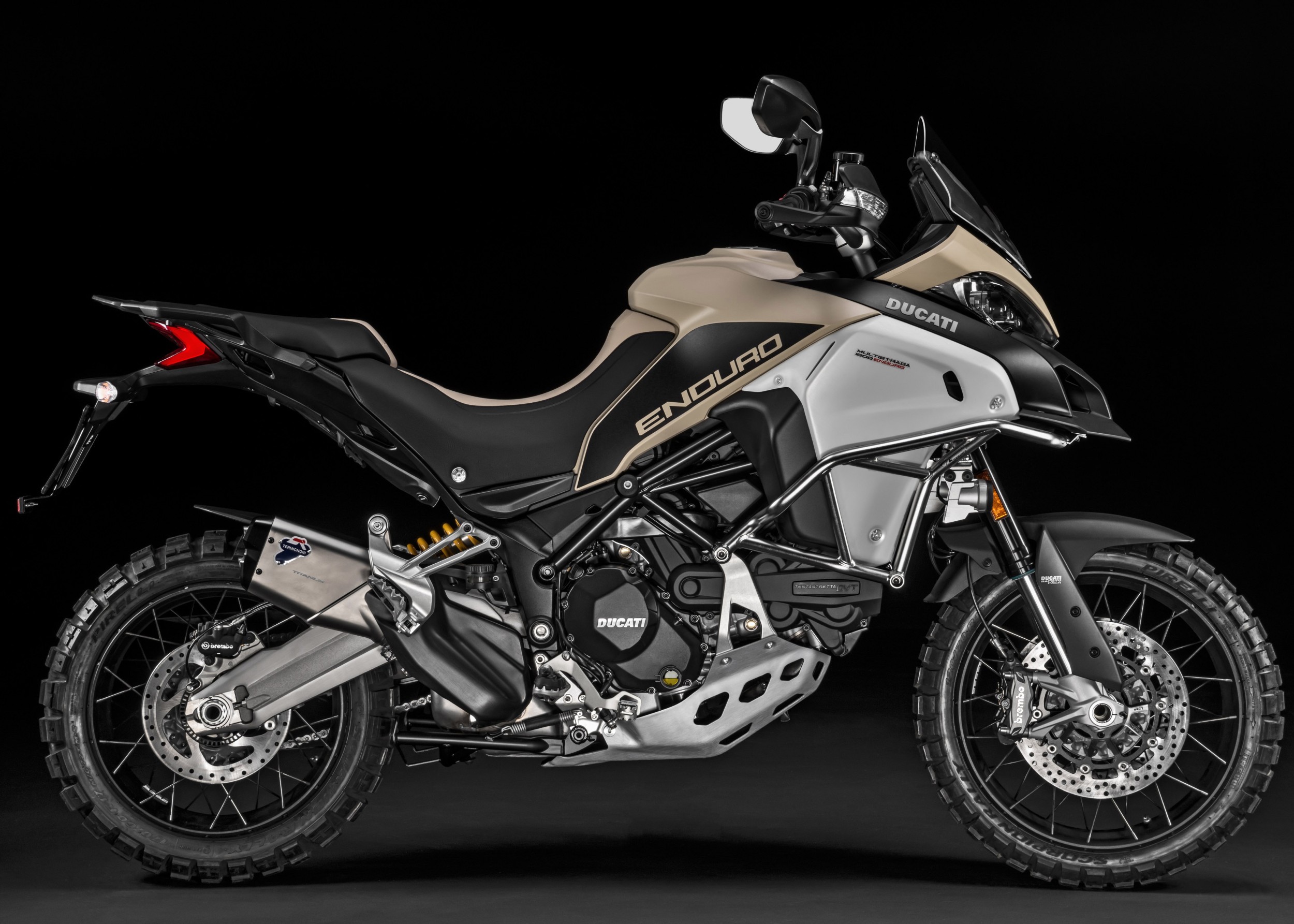 Бежово-черен мотор Ducati Multistrada Enduro заснет отстрани