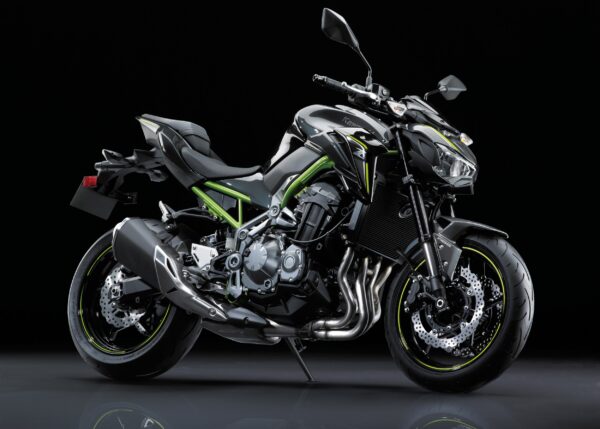 Черно-зелен мотор Kawasaki със спортна визия