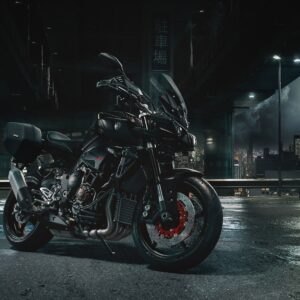 Yamaha мотор в черно и сребро на нощен фон с пълнолуние