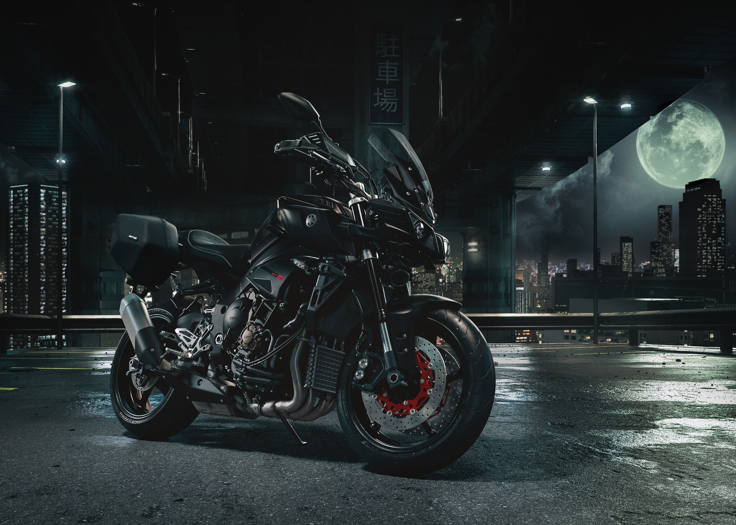 Yamaha мотор в черно и сребро на нощен фон с пълнолуние