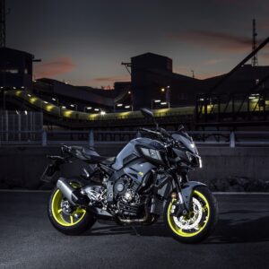 Мотоциклет Yamaha MT с жълти джанти в нощна сцена