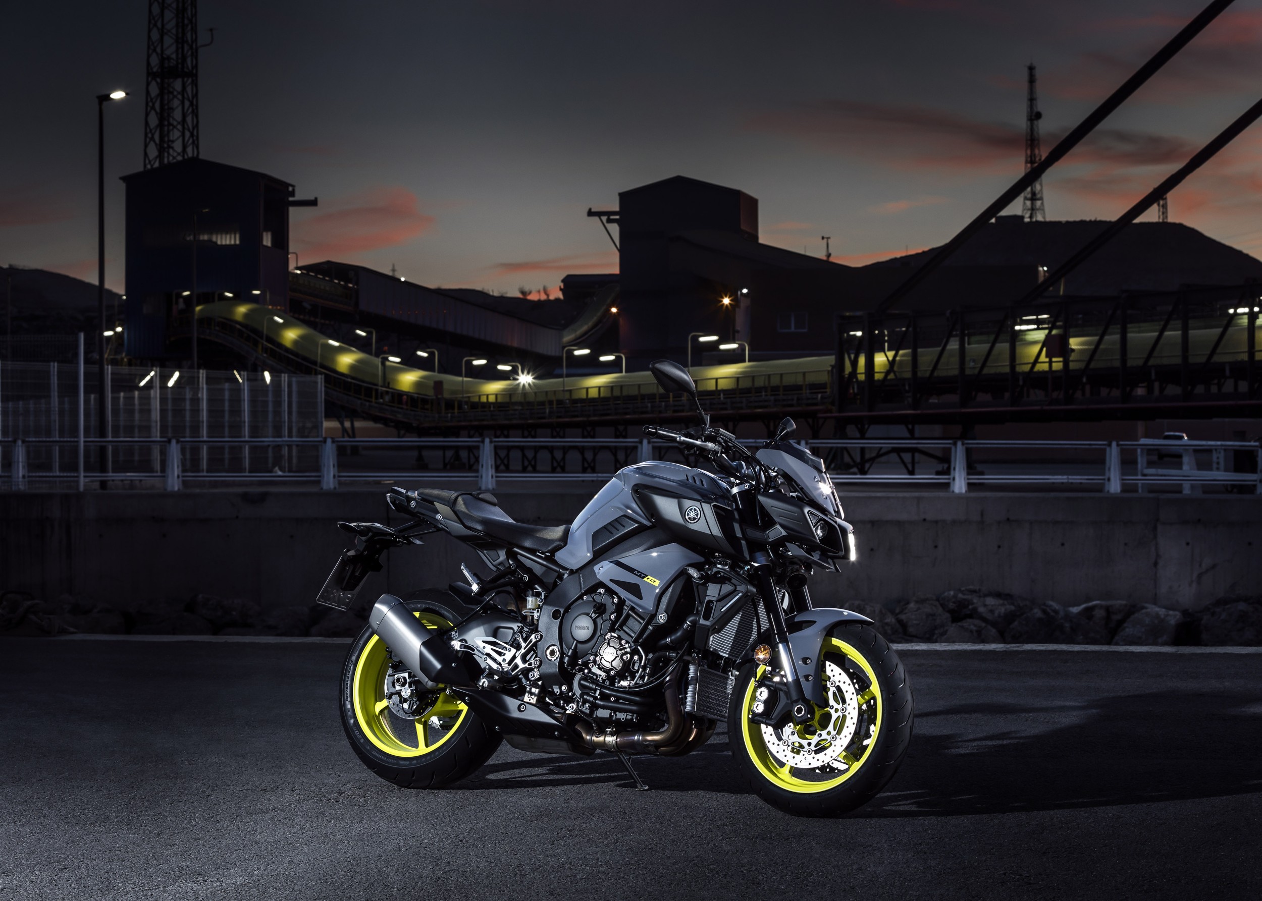 Мотоциклет Yamaha MT с жълти джанти в нощна сцена