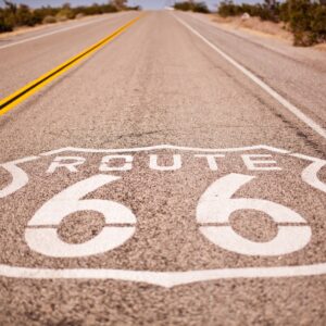 Надпис Route 66 върху асфалтов път