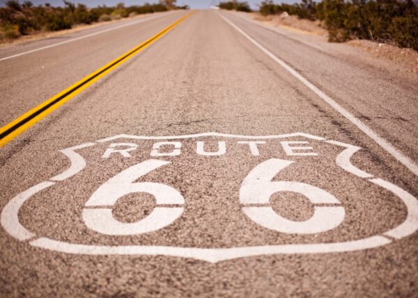 Надпис Route 66 върху асфалтов път
