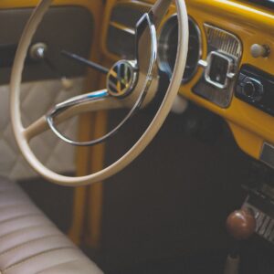 Интериор на класически Volkswagen Beetle с ретро волан и кожени седалки
