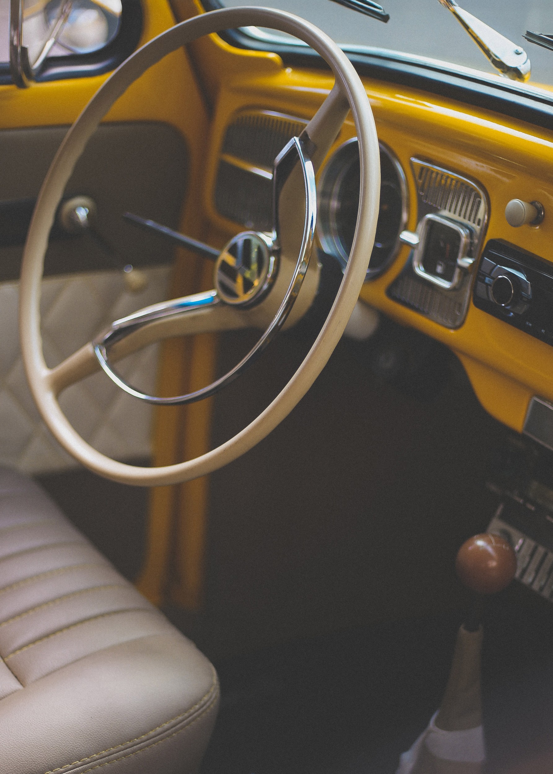 Интериор на класически Volkswagen Beetle с ретро волан и кожени седалки