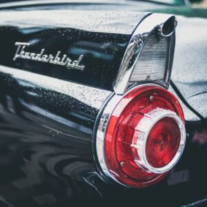 Задна част на Ford Thunderbird с хромирани детайли и ретро стоп