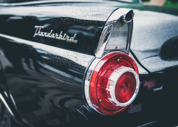 Задна част на Ford Thunderbird с хромирани детайли и ретро стоп