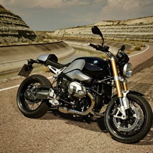 BMW мотор на открит път сред скали