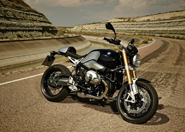BMW мотор на открит път сред скали