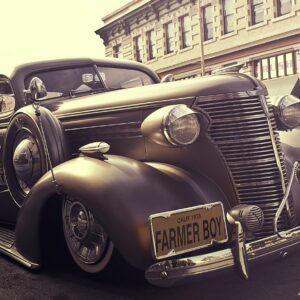 Класически американски ретро автомобил от 30-те години на улица