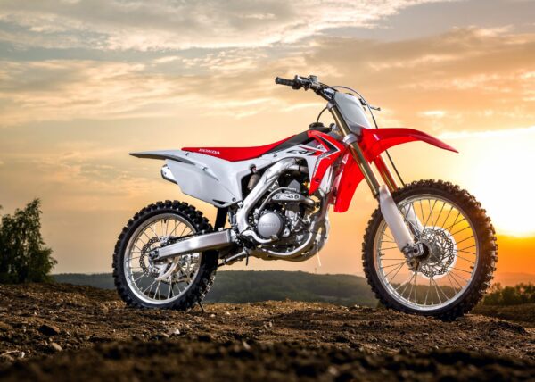 Honda крос мотор на залез слънце