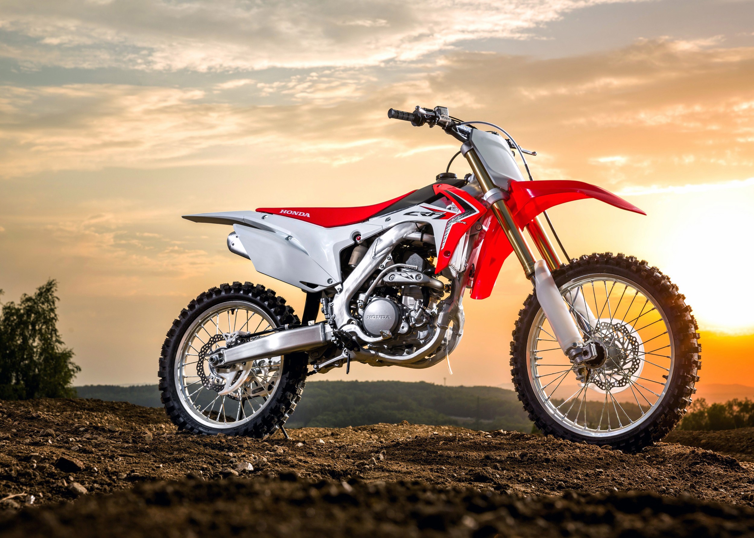 Honda крос мотор на залез слънце