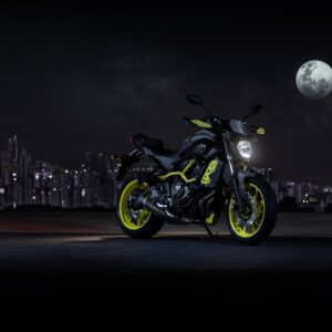 Мотоциклет Yamaha MT с жълти джанти на нощен градски фон