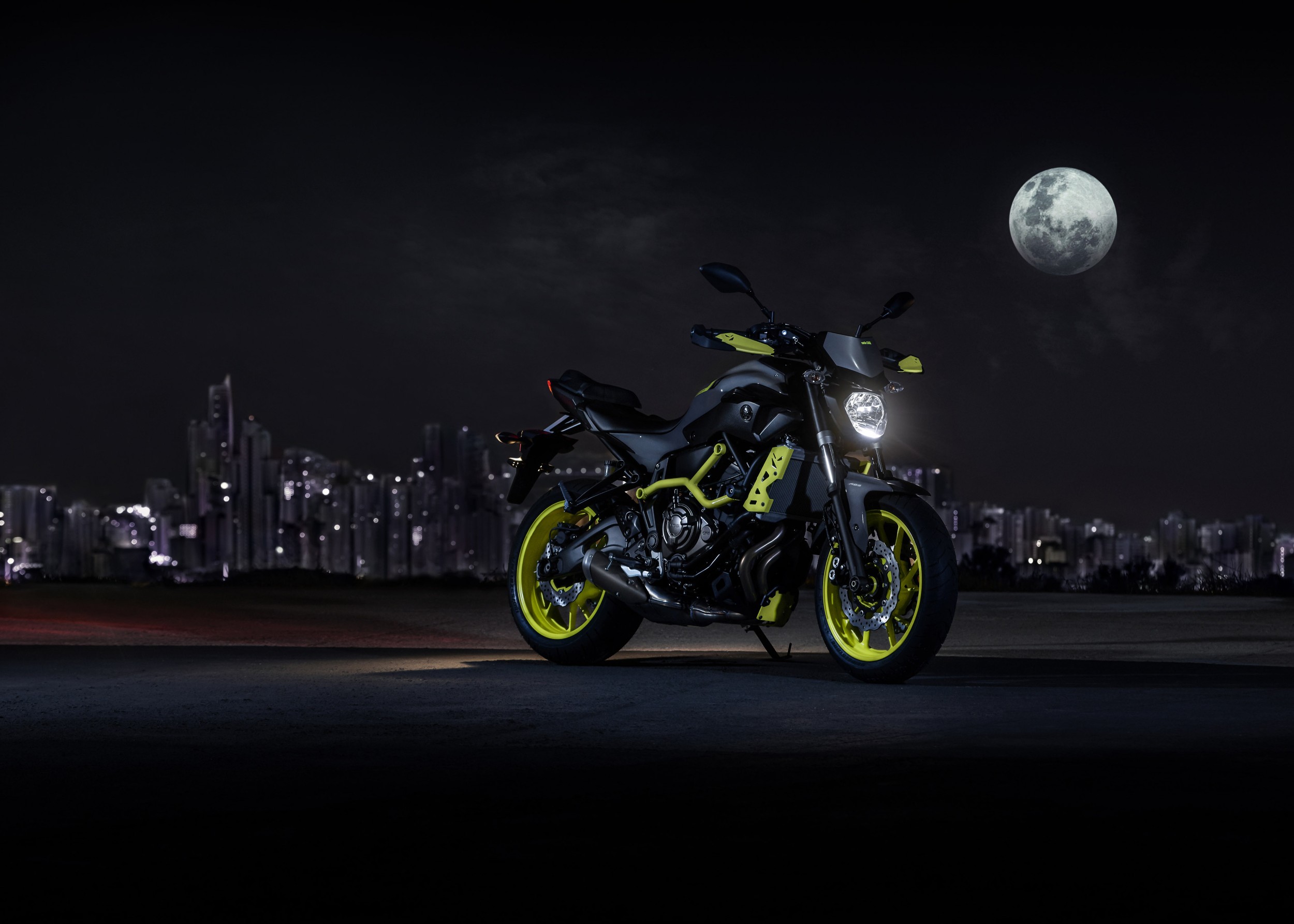 Мотоциклет Yamaha MT с жълти джанти на нощен градски фон