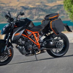 KTM мотоциклет в черно и оранжево на пътя край езеро