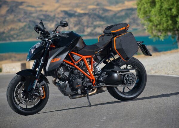 KTM мотоциклет в черно и оранжево на пътя край езеро