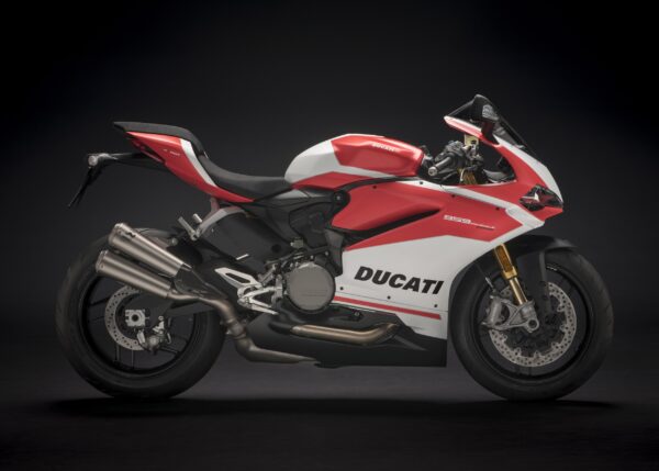 Ducati Panigale спортен мотор в червено и бяло