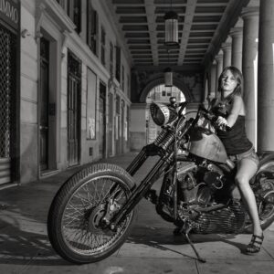 Черно-бяла снимка на винтидж мотор и модел