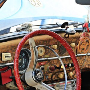 Интериор на винтидж Volkswagen с червен кожен волан