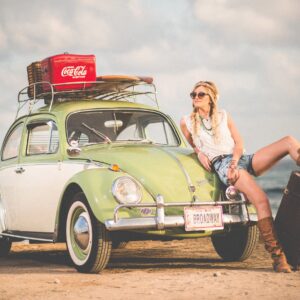 Зелен Volkswagen Beetle с модел на плажа