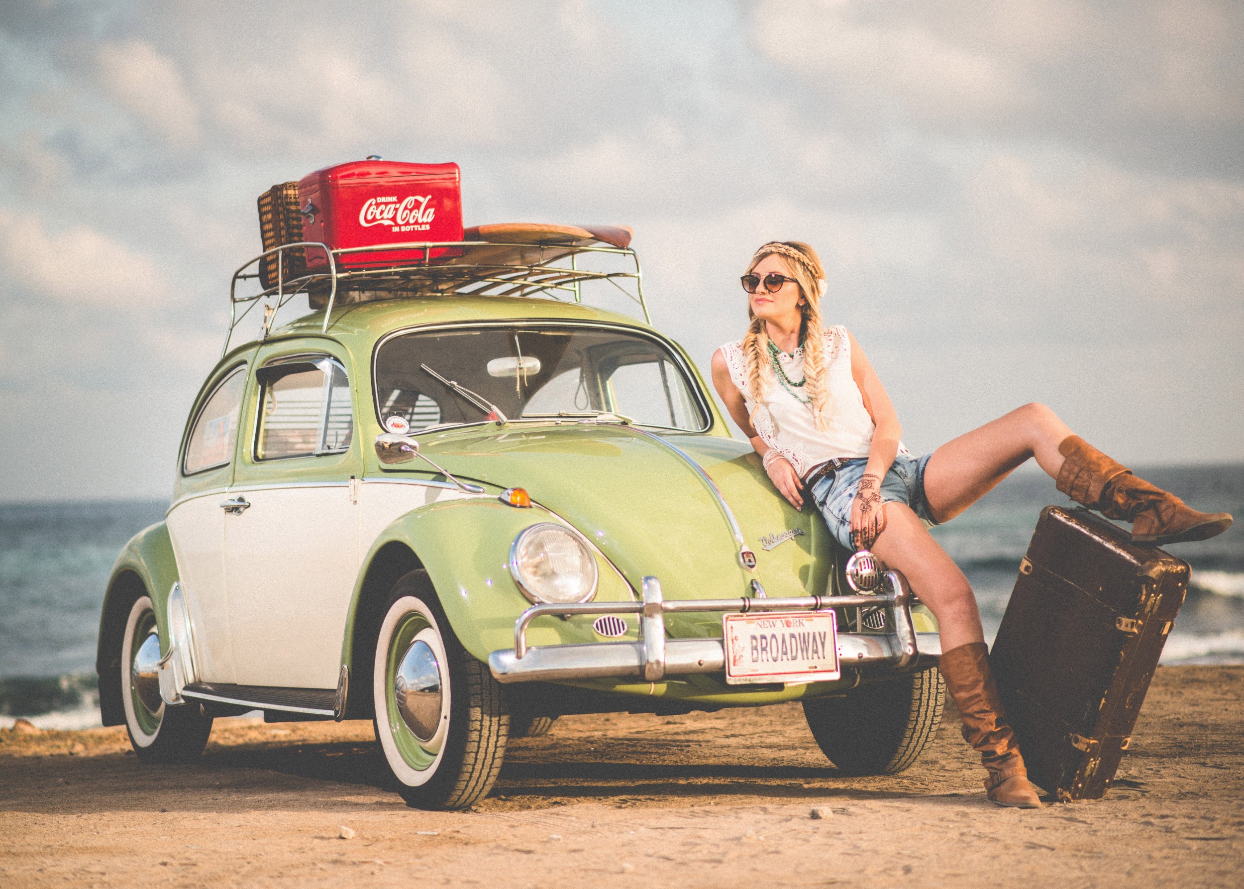 Зелен Volkswagen Beetle с модел на плажа