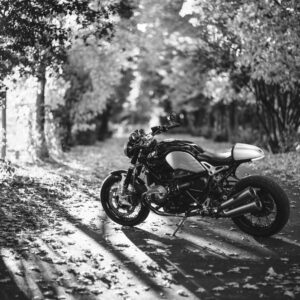 Черно-бял мотоциклет на горска пътека