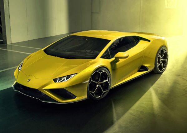 Жълто Lamborghini Huracán с динамичен дизайн