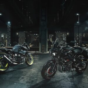 Два мотоциклета нощем в градска среда с луна